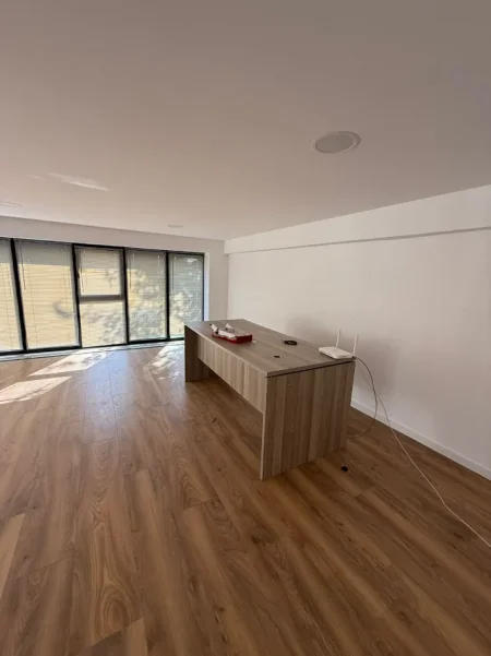 Tirane, jepet me qera ambjent biznesi , 1.250 m² 2.600 € (Autostrada Tr-Dr)