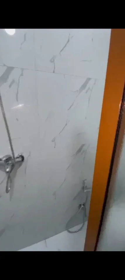 Tirane, jepet me qera Vile 1+1 Kati 1, 80 m² 380 € (rruga 5 maji)