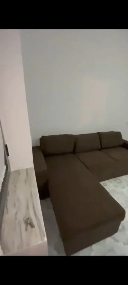 Tirane, jepet me qera Vile 1+1 Kati 1, 80 m² 380 € (rruga 5 maji)