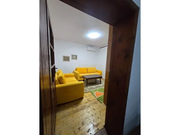 Tirane, jepet me qera apartament 3+1 Kati 1, 100 m² 500 € (Xhamlliku)