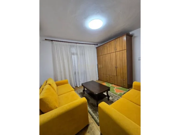 Tirane, jepet me qera apartament 3+1 Kati 1, 100 m² 500 € (Xhamlliku)