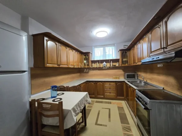 Tirane, jepet me qera apartament 3+1 Kati 1, 100 m² 500 € (Xhamlliku)