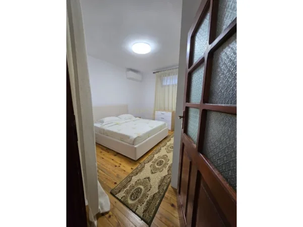 Tirane, jepet me qera apartament 3+1 Kati 1, 100 m² 500 € (Xhamlliku)
