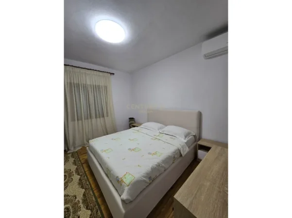 Tirane, jepet me qera apartament 3+1 Kati 1, 100 m² 500 € (Xhamlliku)