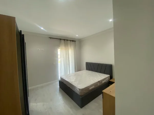 Tirane, jepet me qera apartament 2+1+Aneks+Ballkon Kati 5, 500 € (kinostudio , porcelan)