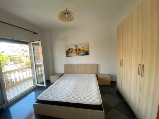 Tirane, jepet me qera apartament duplex 2+1+Aneks+Ballkon , 600 € (kodra e diellit)