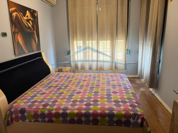 Tirane, jepet me qera apartament 1+1+Ballkon Kati 5, 75 m² 650 € (Kopshti Zoologjik)