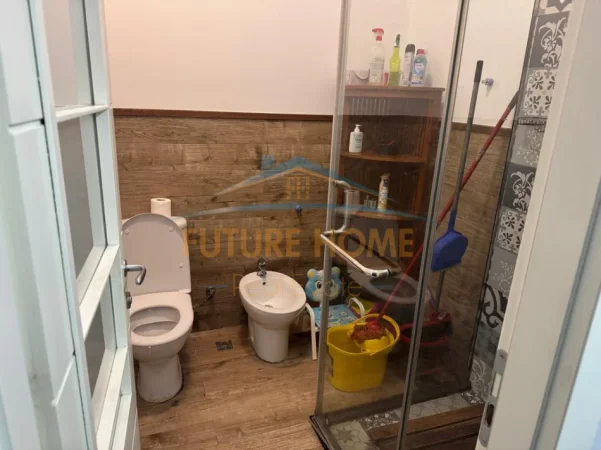 Tirane, jepet me qera apartament 1+1+Ballkon Kati 5, 75 m² 650 € (Kopshti Zoologjik)