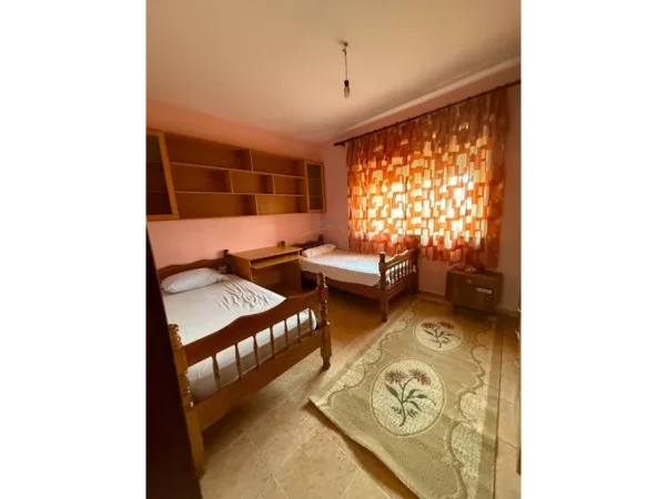 Tirane, jepet me qera apartament 2+1+Ballkon Kati 4, 83 m² 600 € (Bulevardi Zhan D'Ark)