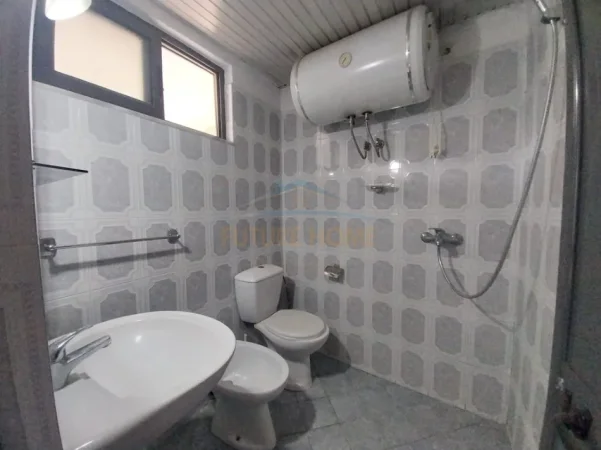 Tirane, jepet me qera apartament 1+1+Ballkon Kati 0, 65 m² 350 € (Rruga Jordan Misja)
