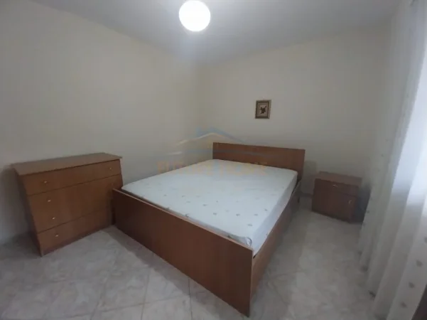 Tirane, jepet me qera apartament 1+1+Ballkon Kati 0, 65 m² 350 € (Rruga Jordan Misja)