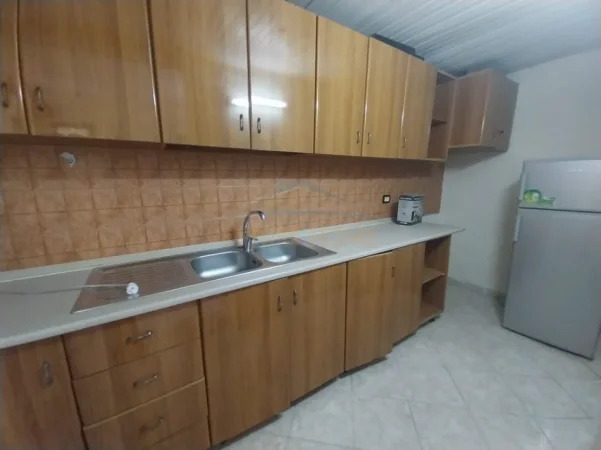 Tirane, jepet me qera apartament 1+1+Ballkon Kati 0, 65 m² 350 € (Rruga Jordan Misja)