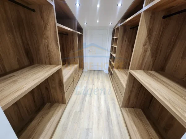 Tirane, shitet apartament 4+1+Ballkon Kati 4, 190 m² 420.000 € (Liqeni i Thate)