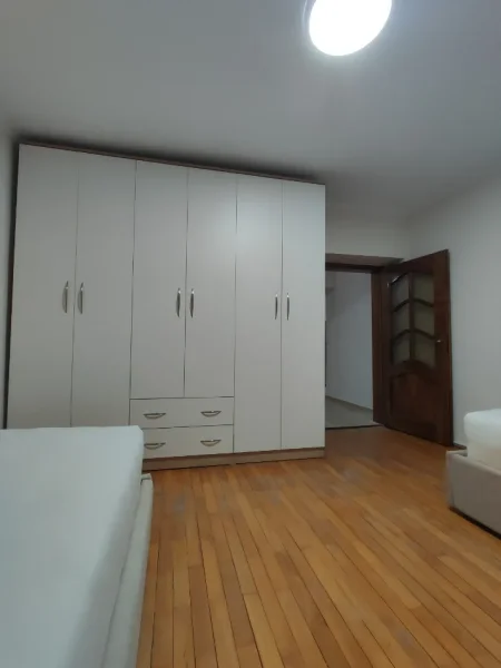 Tirane, jepet me qera apartament 2+1+Ballkon Kati 1, 90 m² 800 €
