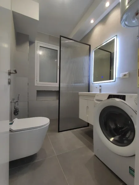 Tirane, jepet me qera apartament 2+1+Ballkon Kati 1, 90 m² 800 €
