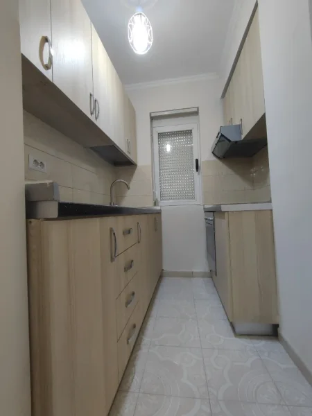 Tirane, jepet me qera apartament 2+1+Ballkon Kati 1, 90 m² 800 €