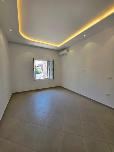 Me Qera: ZYRË - 80m2 (kati 5 pallat ekzistues) 📍Garda / Liqeni artificial | 4 Ambjente pune (3+1+2ballkone) 100 % E Re🔥 70.000 Lekë/Muaj