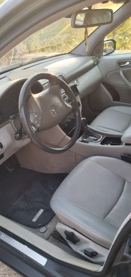 Tirane, shitet makine Benz 203 Nafte, blu e errët automatik Klima 230.000 km