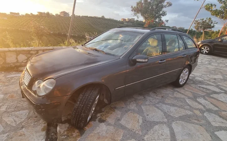 Tirane, shitet makine Benz 203 Nafte, blu e errët automatik Klima 230.000 km