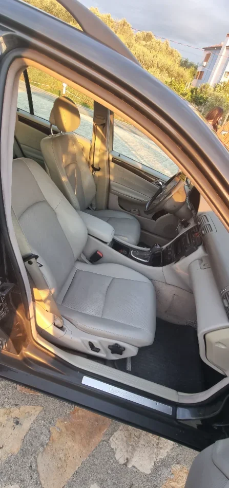 Tirane, shitet makine Benz 203 Nafte, blu e errët automatik Klima 230.000 km