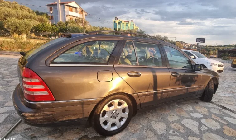 Tirane, shitet makine Benz 203 Nafte, blu e errët automatik Klima 230.000 km