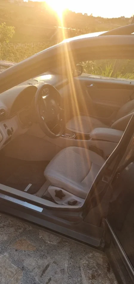 Tirane, shitet makine Benz 203 Nafte, blu e errët automatik Klima 230.000 km