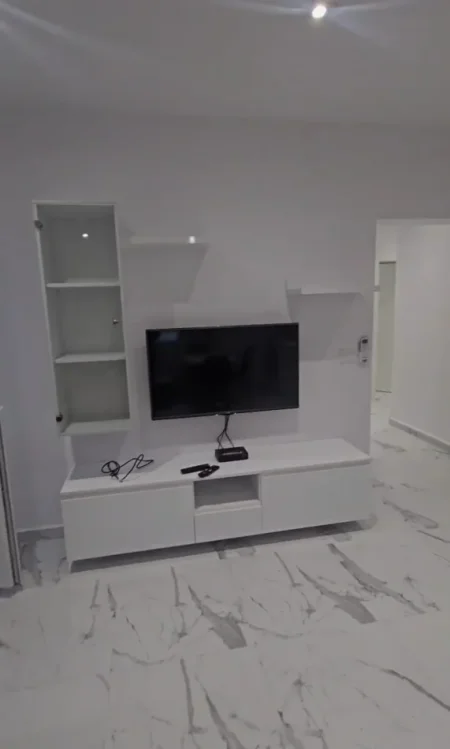 Tirane, jepet me qera apartament 1+1+Ballkon Kati 3, 70 m² 450 € (Komuna e Parisit)