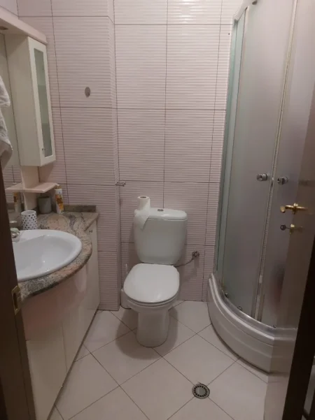 Tirane, jepet me qera apartament 1+1+Ballkon Kati 7, 60 m² 600 € (Rruga Bardhok Biba)
