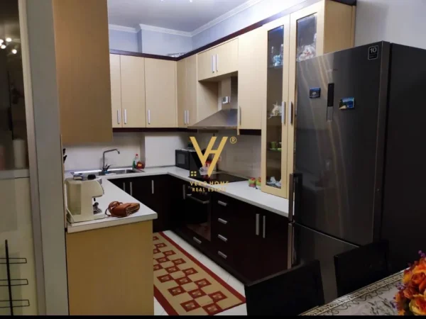 Tirane, jepet me qera apartament 2+1+Ballkon Kati 2, 105 m² 950 € (KOPSHTI BOTANIK)