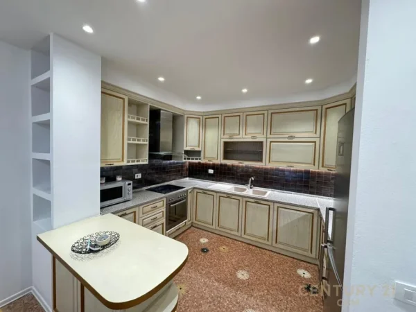 Tirane, jepet me qera apartament 2+1 Kati 4, 103 m² 730 € (Qendra Kristal bot143268)
