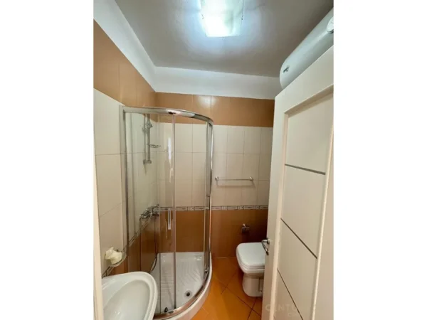Tirane, jepet me qera apartament 2+1 Kati 4, 103 m² 730 € (Qendra Kristal bot143268)