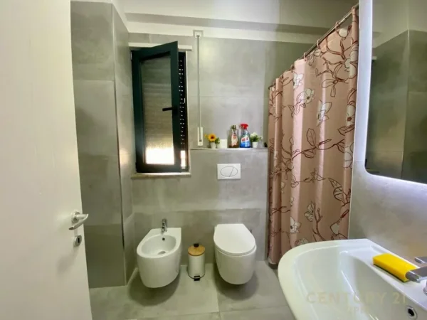 Tirane, jepet me qera apartament 1+1 Kati 2, 80 m² 500 € (Unaza e Re bot143246)