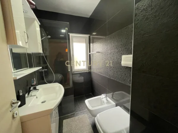 Tirane, jepet me qera apartament 1+1 Kati 1, 75 m² 800 € (Lunder EAST143210)