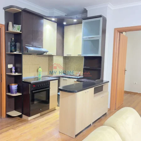 Tirane, jepet me qera apartament 1+1+Ballkon Kati 4, 75 m² 500 € (Rruga Xhanfize Keko)