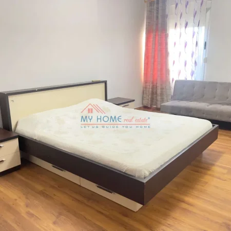 Tirane, jepet me qera apartament 1+1+Ballkon Kati 4, 75 m² 500 € (Rruga Xhanfize Keko)