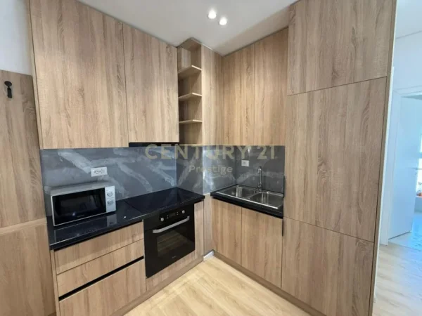 Tirane, jepet me qera apartament 2+1 Kati 8, 70 m² 500 € (Ali Demi prestige143249)
