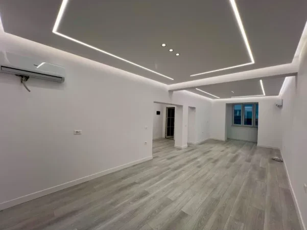 Tirane, jepet me qera ambjent biznesi Kati 2, 80 m² 1.000 € (Rruga Barrikadave)