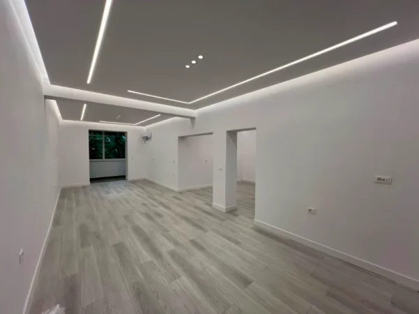 Tirane, jepet me qera ambjent biznesi Kati 2, 80 m² 1.000 € (Rruga Barrikadave)