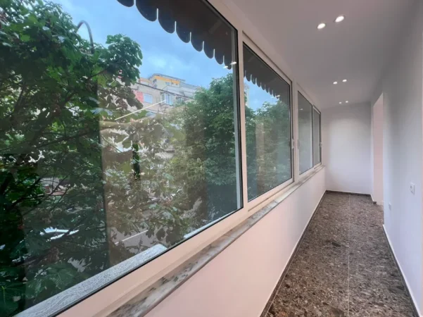 Tirane, jepet me qera ambjent biznesi Kati 2, 80 m² 1.000 € (Rruga Barrikadave)