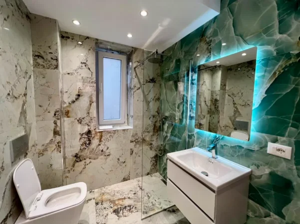 Tirane, jepet me qera ambjent biznesi Kati 2, 80 m² 1.000 € (Rruga Barrikadave)