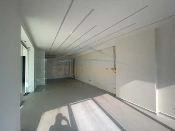 Tirane, jepet me qera zyre Kati 3, 58 m² 650 € (sami frasheri)