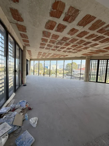 Tirane, jepet me qera ambjent biznesi , 1.250 m² 2.600 € (Prane Doganes)