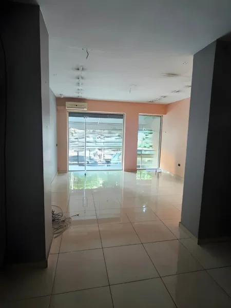 Tirane, jepet me qera ambjent biznesi Kati 0, 33 m² 800 € (Rruga Bardhyl)