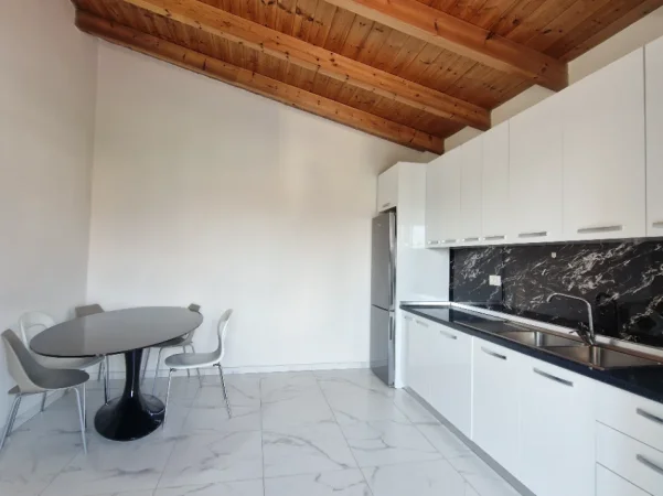 Tirane, jepet me qera shtepi 1+1 Kati 4, 80 m² 300 € (Rruga Korabi)