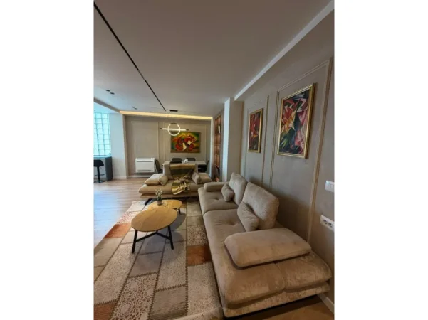 Tirane, jepet me qera apartament 3+1 Kati 9, 115 m² 1.500 € (MYSLYM SHYRI)