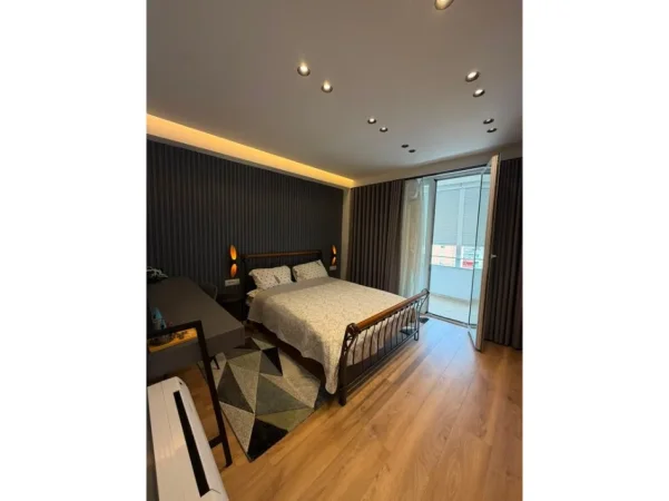 Tirane, jepet me qera apartament 3+1 Kati 9, 115 m² 1.500 € (MYSLYM SHYRI)