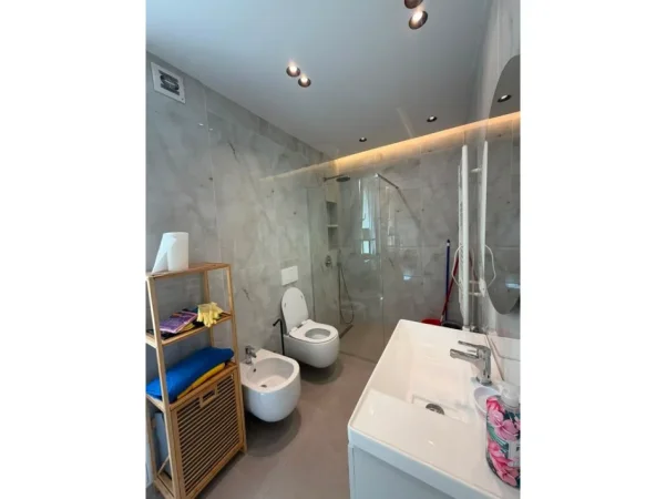 Tirane, jepet me qera apartament 3+1 Kati 9, 115 m² 1.500 € (MYSLYM SHYRI)