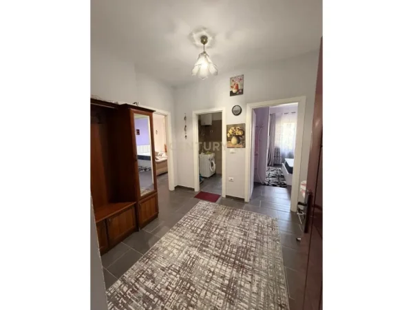 Tirane, jepet me qera apartament 1+1 Kati 2, 71 m² 400 € (Fresk Gold143240)