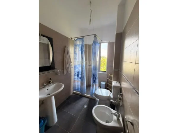 Tirane, jepet me qera apartament 1+1 Kati 2, 71 m² 400 € (Fresk Gold143240)