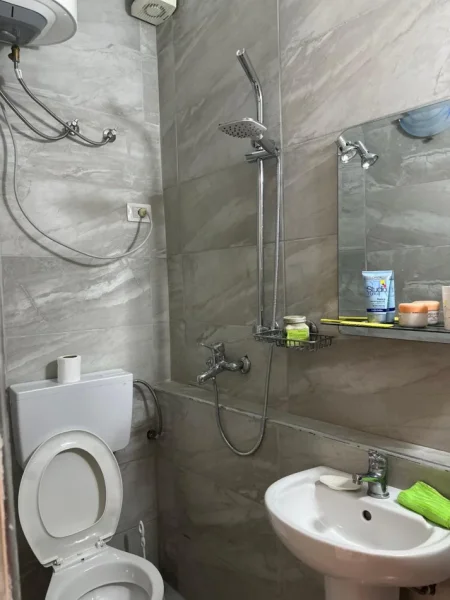 Tirane, jepet me qera apartament 2+1 Kati 1, 75 m² 450 € (Rruga Shefqet Kuka)